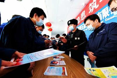 普法服务进工地，库甫边境派出所为企业务工人员撑起“法治防护伞”